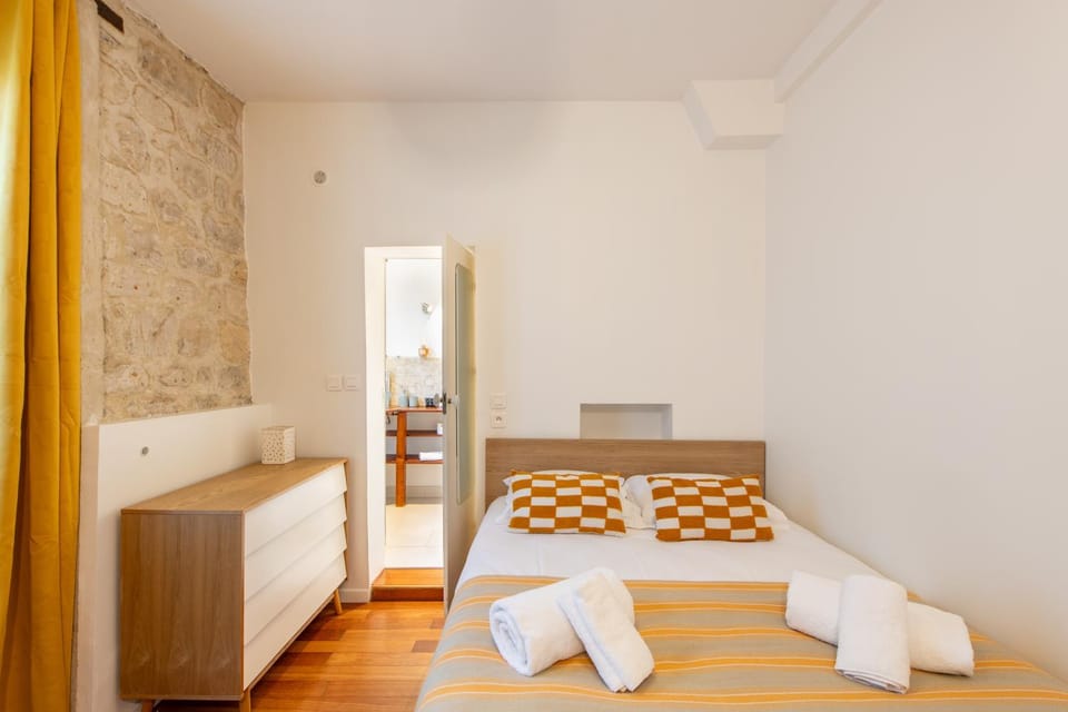 Bed, Bedroom, towels