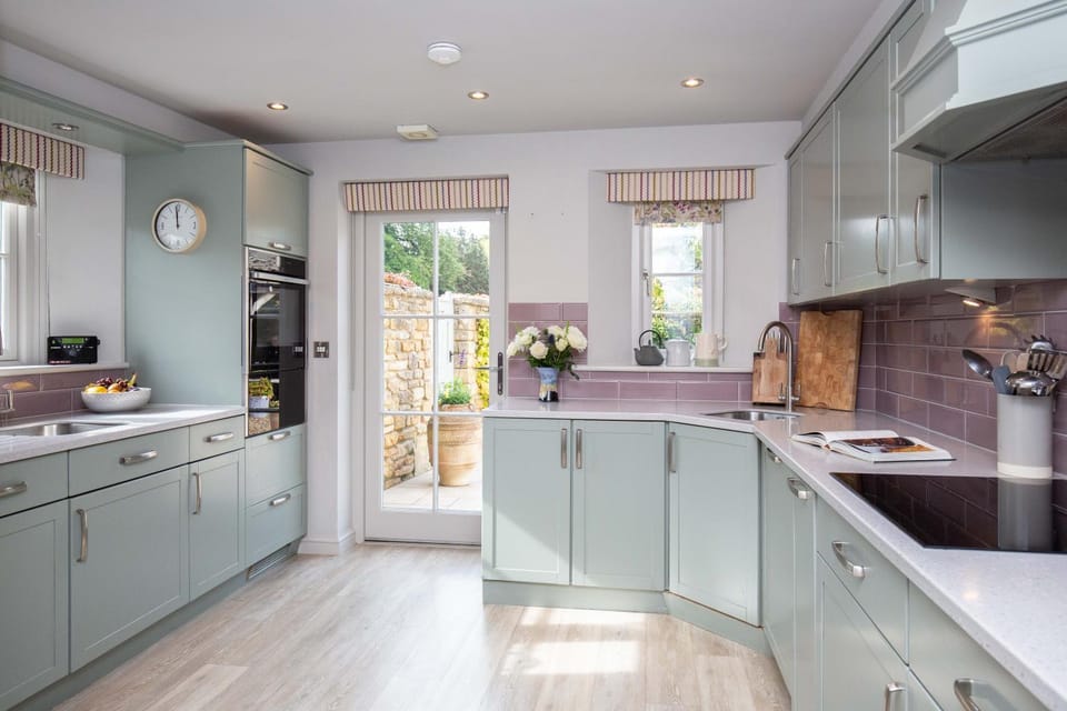 Coffee/tea facilities, Kitchen or kitchenette, dishwasher, flat iron, microwave, oven, stove, toaster, washing machine, dryer