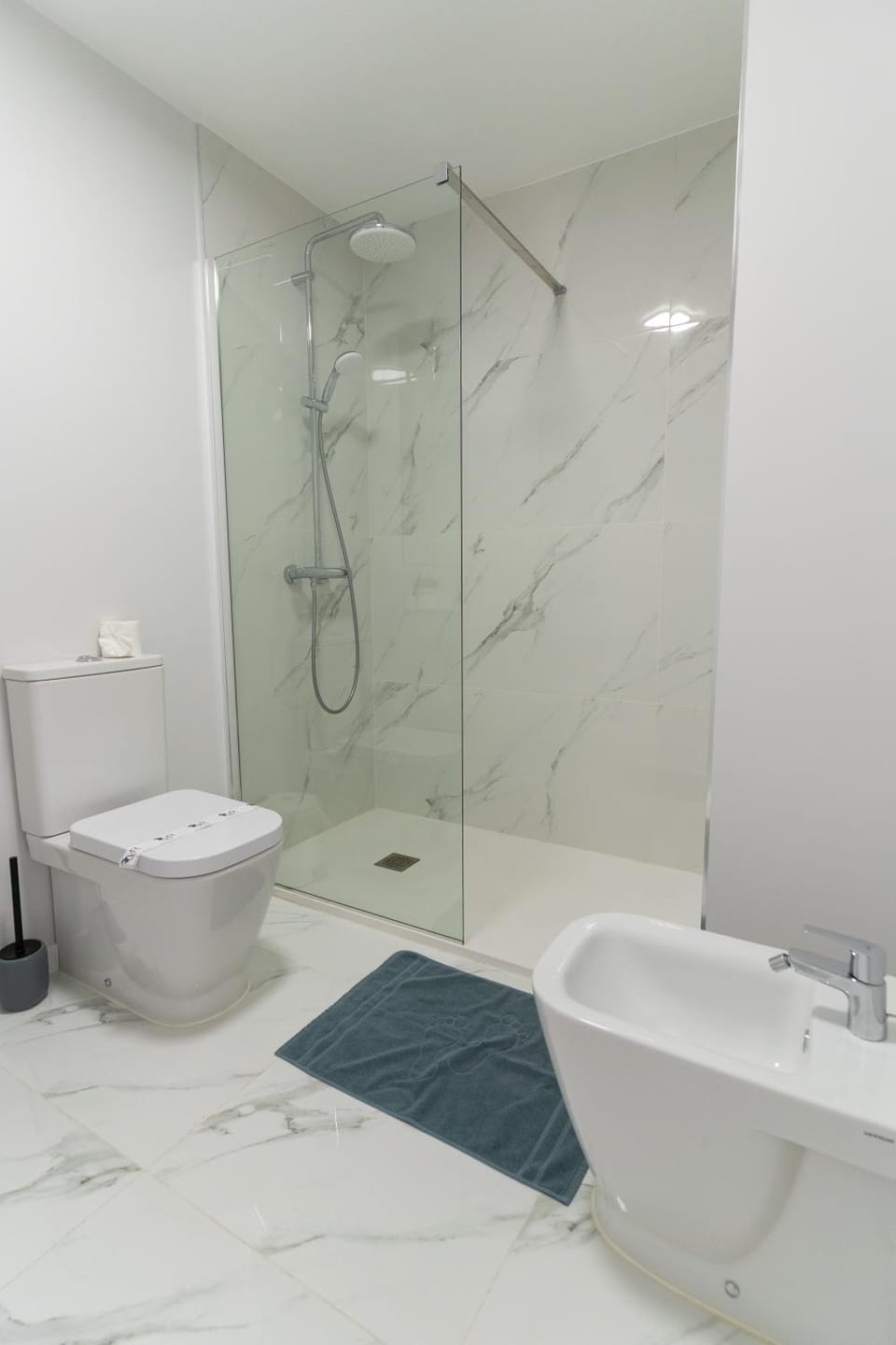 Shower, Toilet, Bathroom, bidet, towels