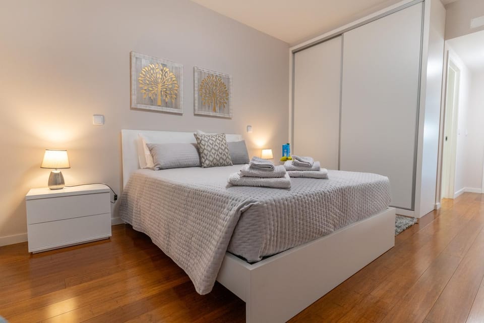 Bed, Photo of the whole room, Bedroom, storage, towels