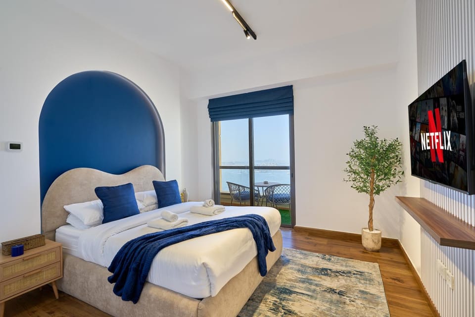Bed, TV and multimedia, Evening entertainment, Bedroom