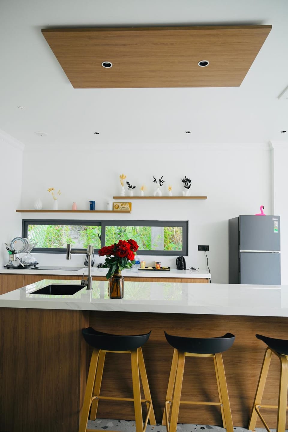 Kitchen or kitchenette, Dining area, minibar, oven, stove