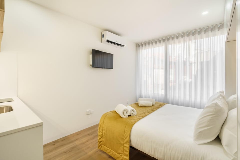 Bed, TV and multimedia, Bedroom, air conditioner