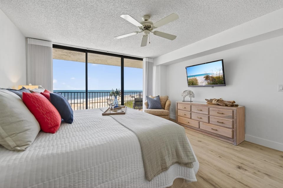 New Listing! Updated direct oceanfront condo with a pool, hot tub, and garage parking House in Daytona Beach Shores