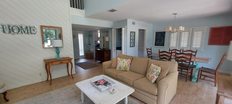 End Unit at Club Villas! This gorgeous, coastal coastal inspired villa is the ultimate beach-pad! House in Amelia Island
