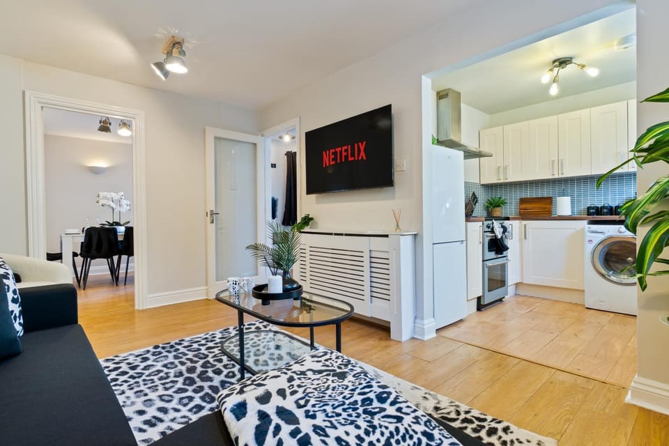 TV and multimedia, Kitchen or kitchenette, Living room, Seating area, Dining area, minibar, oven, pet friendly, stove