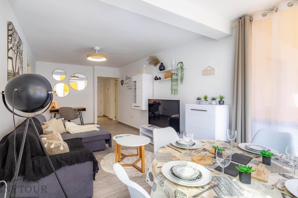Communal lounge/ TV room, Food and drinks, Seating area, Food