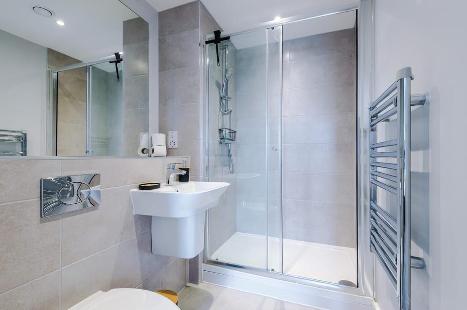 Shower, Toilet, Bathroom, towels