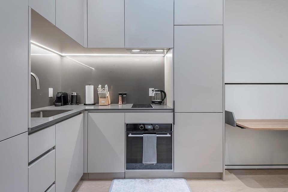 Coffee/tea facilities, dishwasher, oven, stove, toaster
