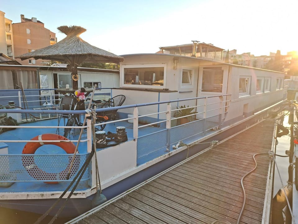Bateau Escapade Docked boat in Toulouse