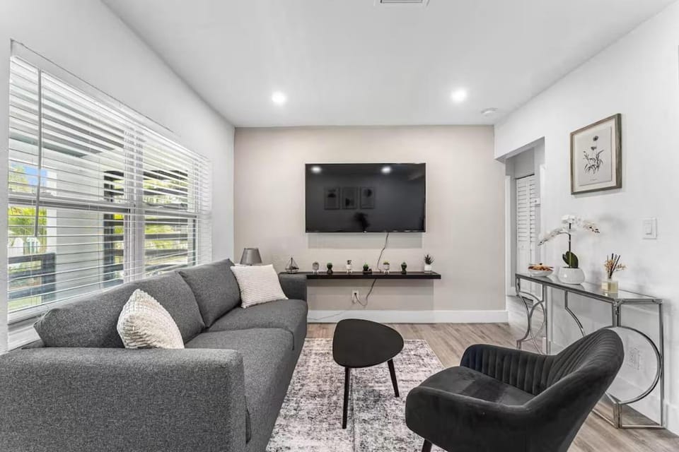 Charming North Miami Home with Private Yard — Pet-Friendly & Near Beach House in North Miami