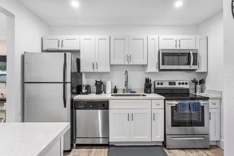 Charming North Miami Home with Private Yard — Pet-Friendly & Near Beach House in North Miami