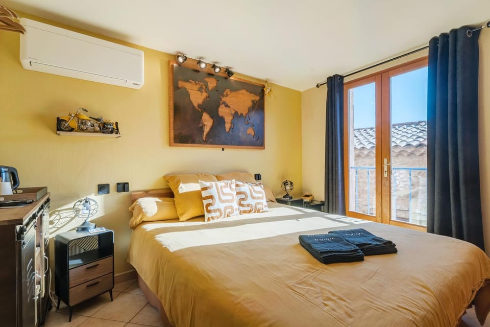 Property building, Living room, Bedroom