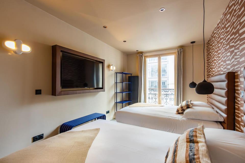 Bed, TV and multimedia, Photo of the whole room, Bedroom