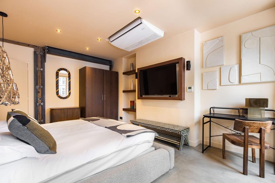 Communal lounge/ TV room, Bed, TV and multimedia, Kitchen or kitchenette, Living room, Photo of the whole room, Seating area, Evening entertainment, Bedroom, fireplace, hair dresser, wardrobe, air conditioner