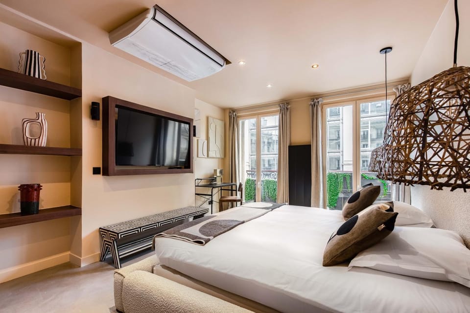 Property building, Communal lounge/ TV room, Facade/entrance, Bed, TV and multimedia, Living room, Photo of the whole room, Seating area, Evening entertainment, Bedroom, fireplace, air conditioner