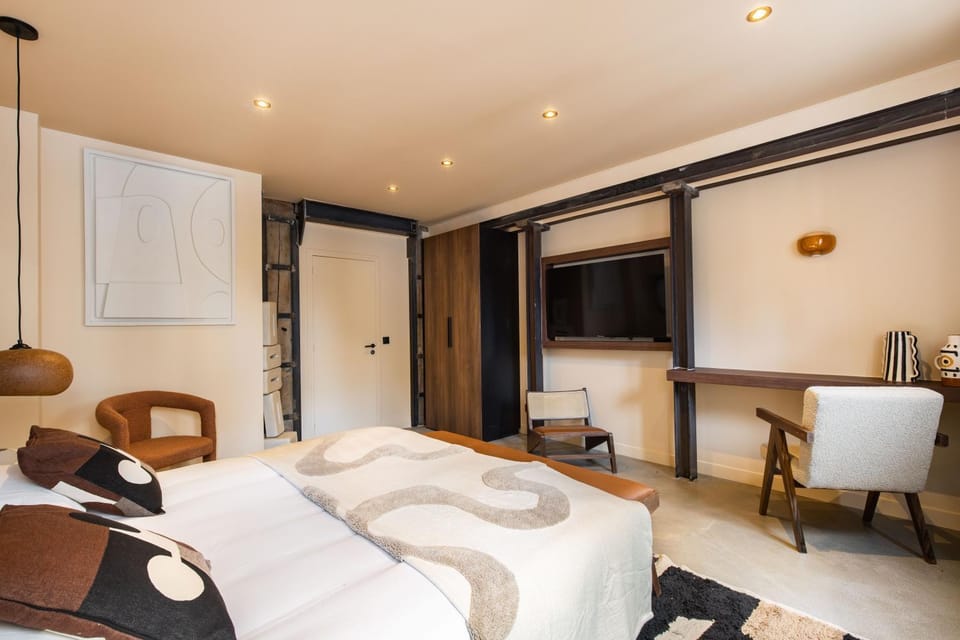 Bed, TV and multimedia, Kitchen or kitchenette, Living room, Photo of the whole room, Seating area, Bedroom, hair dresser