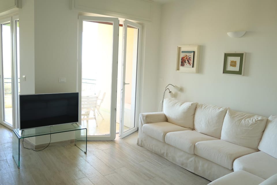 TV and multimedia, Living room, Seating area, Evening entertainment