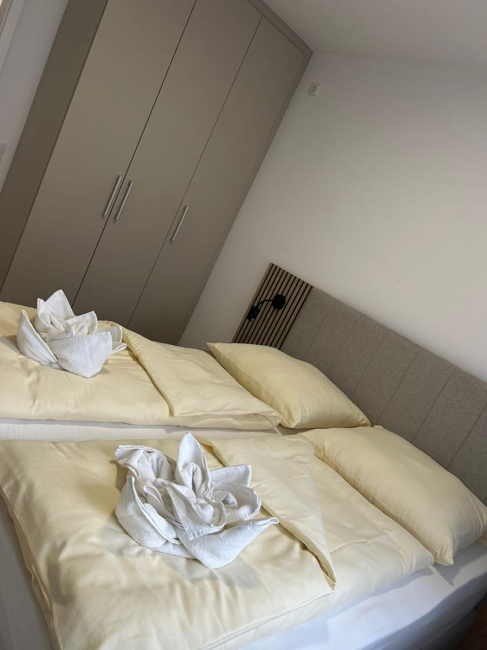Bed, Bedroom, towels