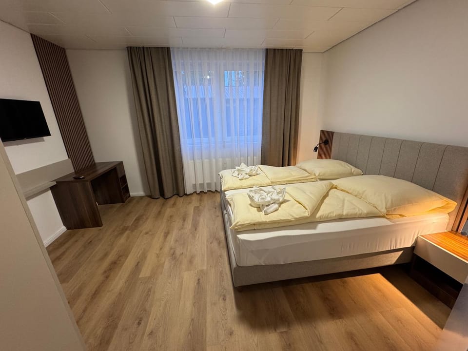 Bed, TV and multimedia, Bedroom