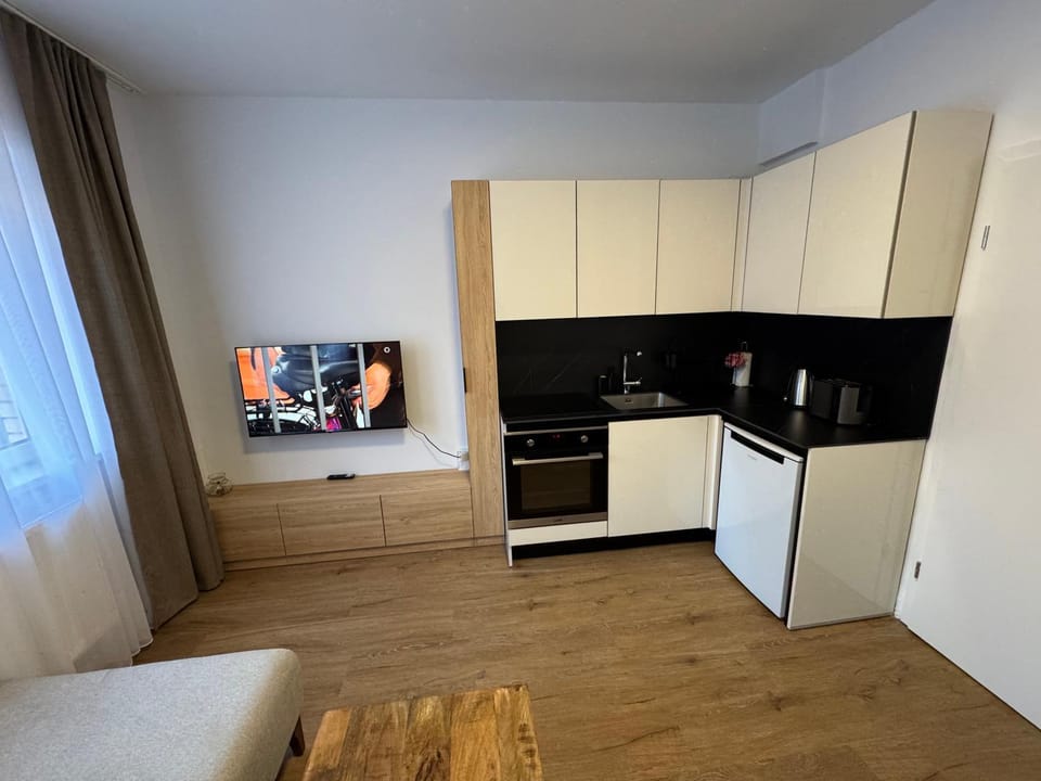 TV and multimedia, Coffee/tea facilities, Kitchen or kitchenette, oven, stove