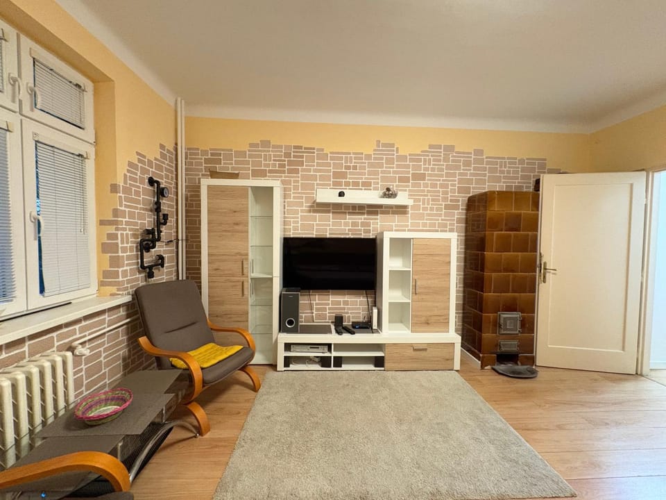 TV and multimedia, Living room, Seating area, flat iron