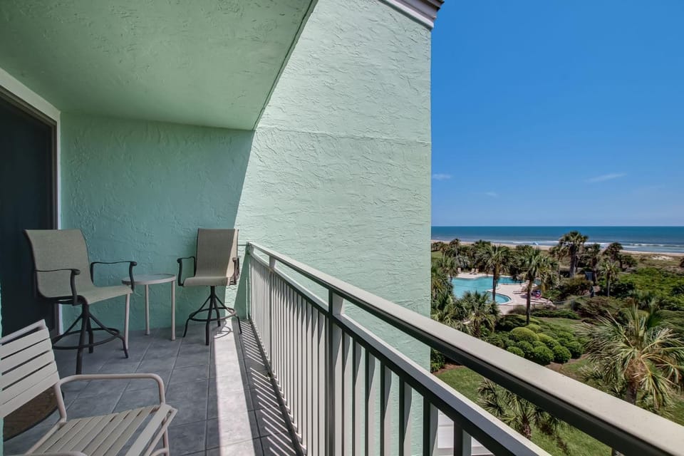 Ocean front comfort, Golf courses, walking and biking trails House in Amelia Island