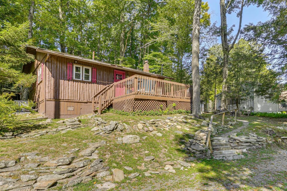 Boat, Hike & Fish: Rustic Greenwood Retreat House in Lake Wallenpaupack
