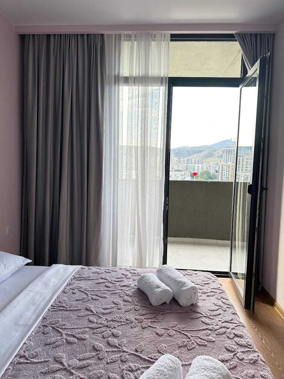Bed, Photo of the whole room, Bedroom, Mountain view, towels