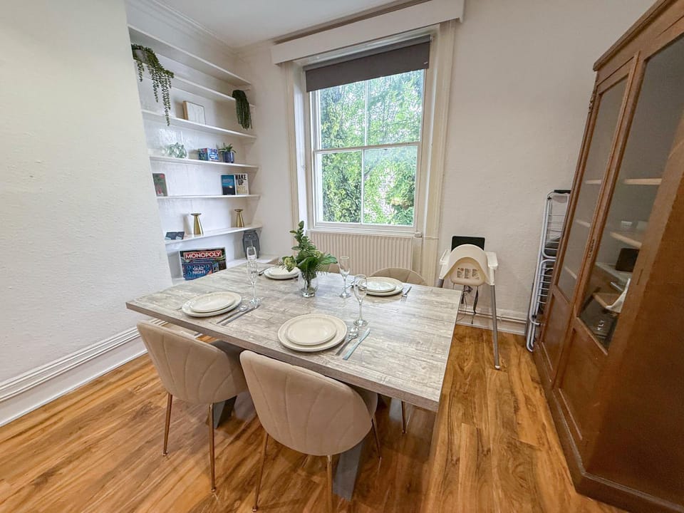 View (from property/room), Living room, Decorative detail, Seating area, Dining area, heating, internet