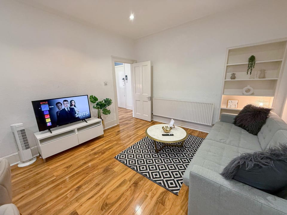 TV and multimedia, Living room, Decorative detail, Seating area, Dining area, flat iron, heating, internet