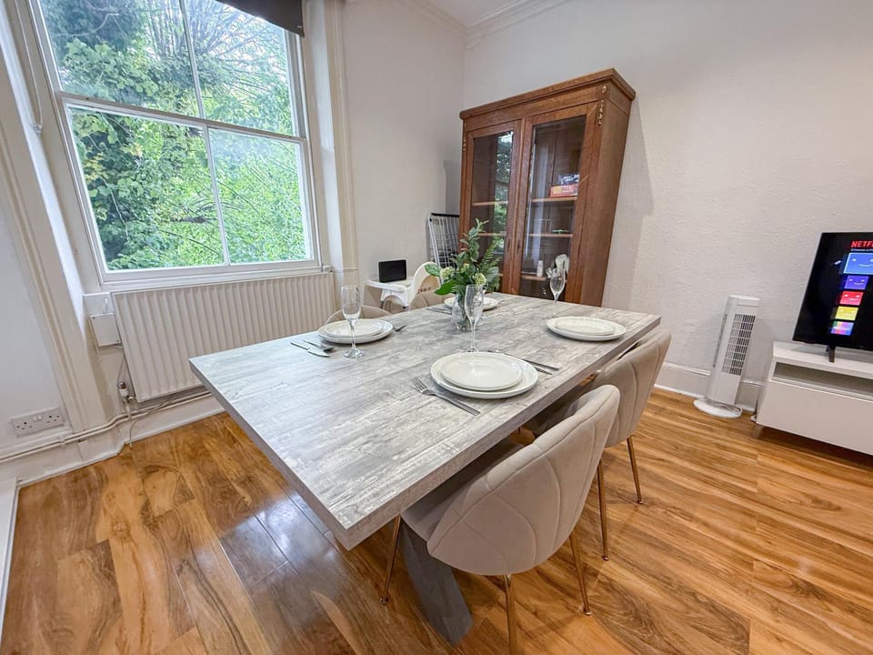 TV and multimedia, View (from property/room), Living room, Decorative detail, Seating area, Dining area, internet