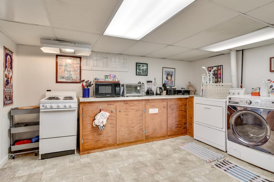 Hot Tub Access: Studio 5 Mi to Downtown Portland! Apartment in Portland