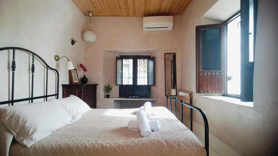 Bedroom, flat iron, heating, pet friendly, towels, air conditioner