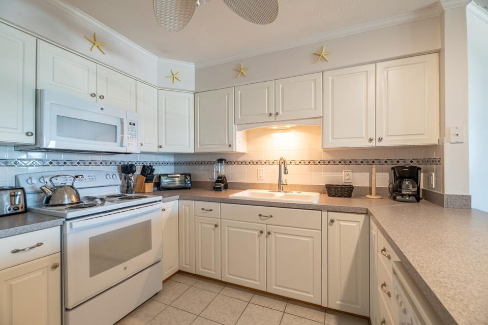 GSP3 Summer Breeze Oceanfront Condo, Elevator, Pool, Fitness Club! House in Kill Devil Hills