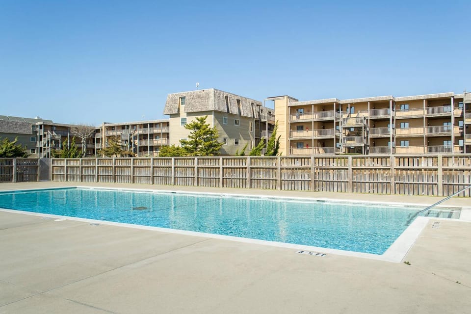 GSP3 Summer Breeze Oceanfront Condo, Elevator, Pool, Fitness Club! House in Kill Devil Hills