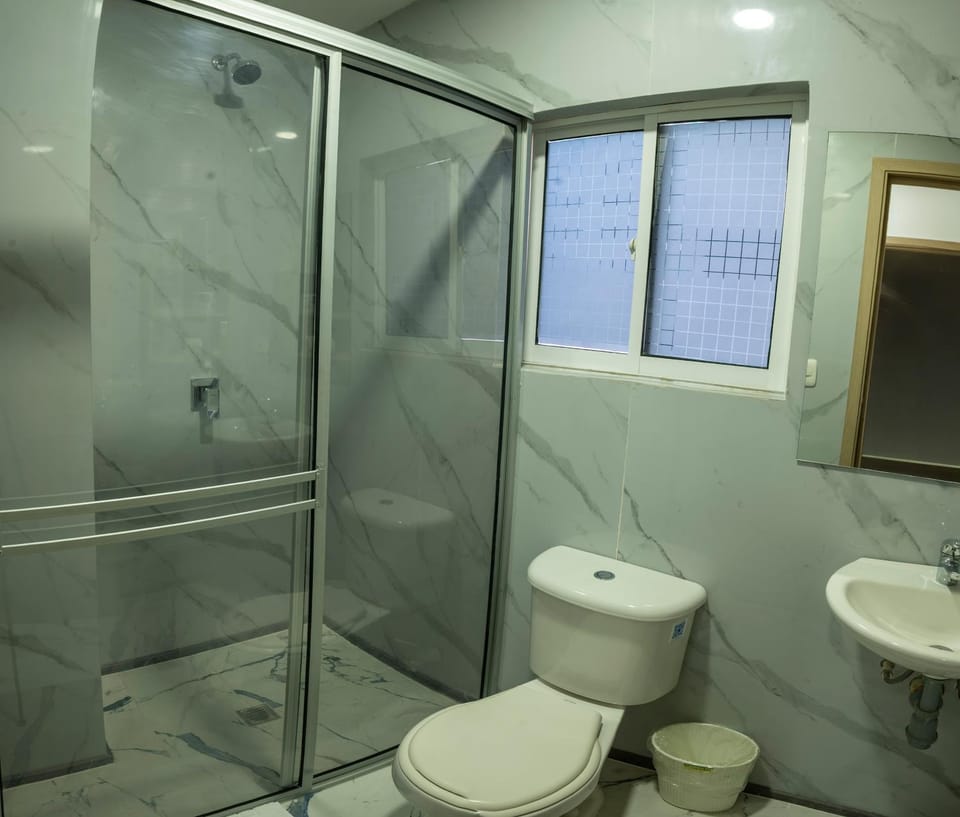 Shower, Toilet