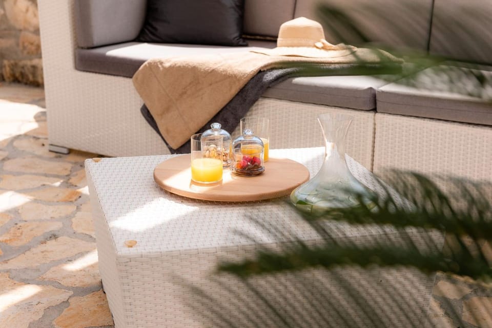 Garden, Balcony/Terrace, Living room, Food and drinks, Seating area, Food, Breakfast, Continental breakfast, Drinks