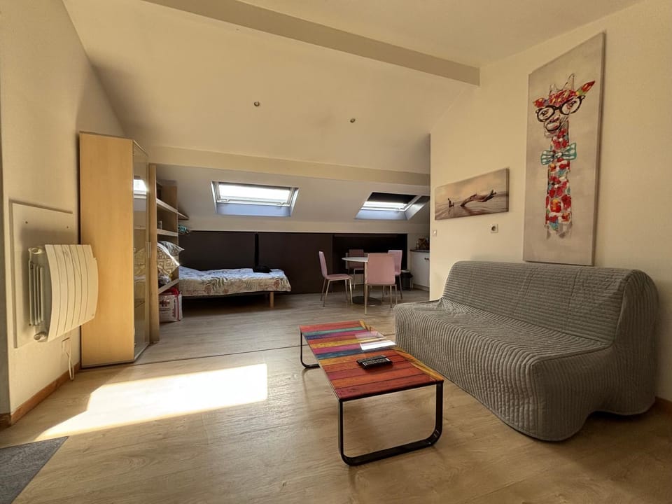 Bed, TV and multimedia, Living room, Photo of the whole room, Seating area, Bedroom