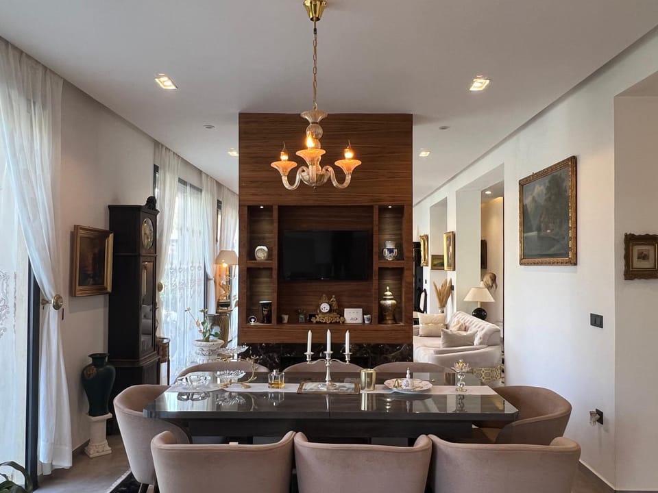 TV and multimedia, Living room, Seating area, Dining area, Breakfast
