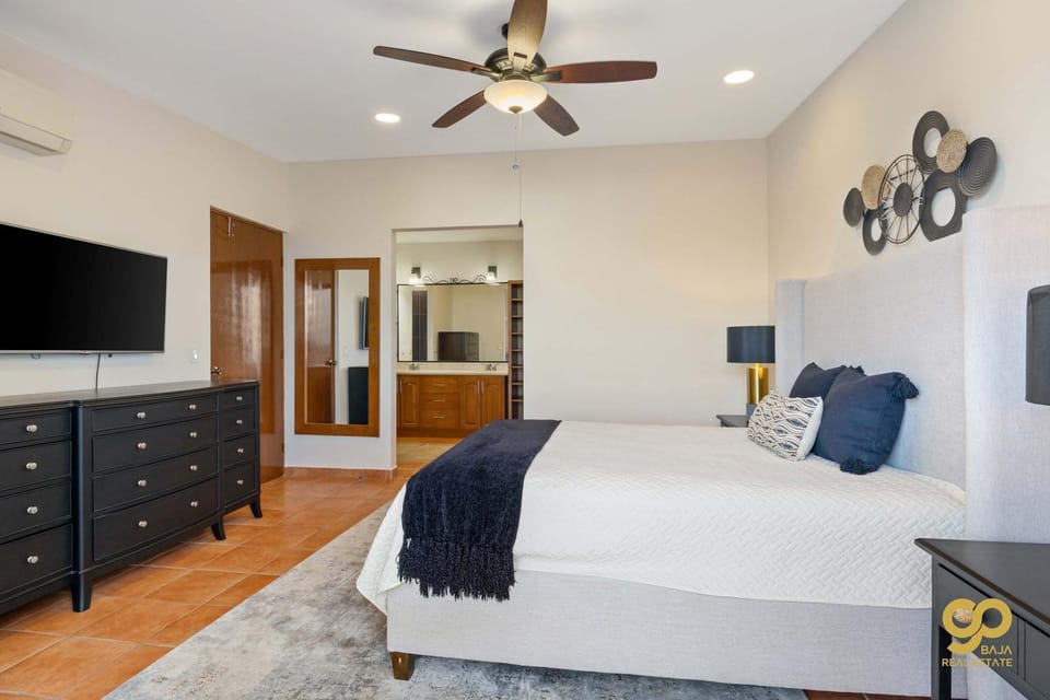 Bed, TV and multimedia, Photo of the whole room, Bedroom