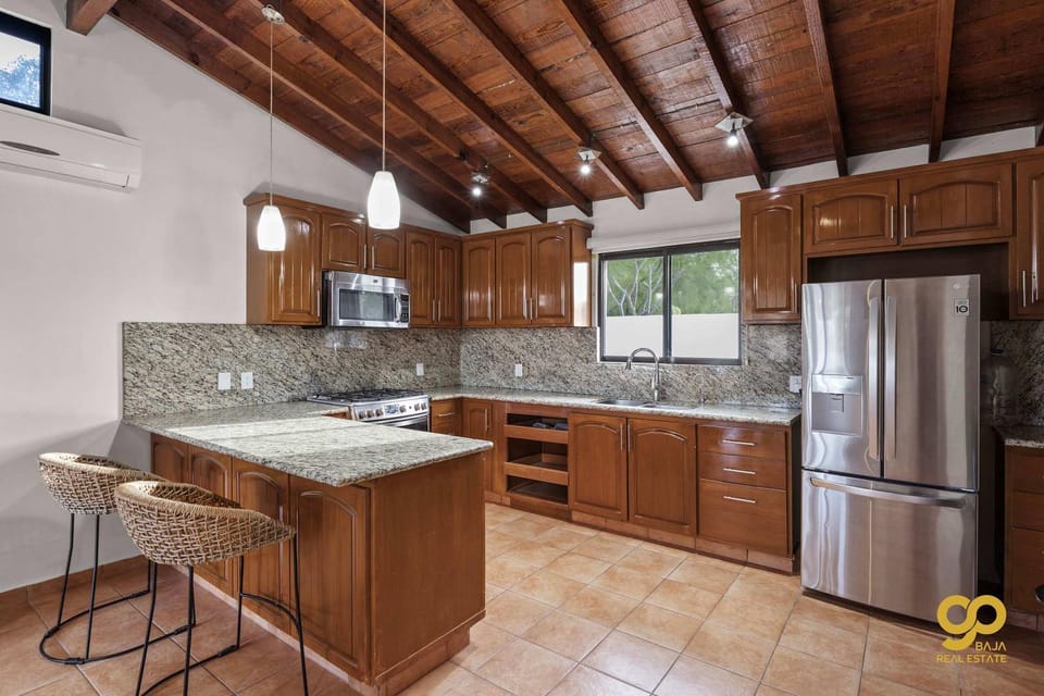 Kitchen or kitchenette, Dining area, oven
