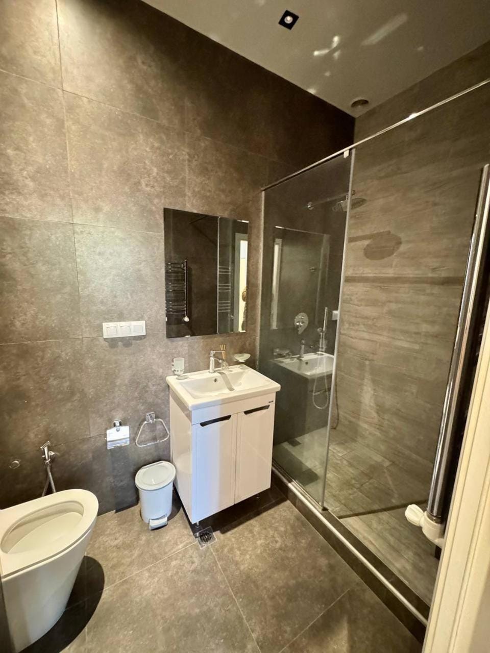 Shower, Toilet, Bathroom, towels