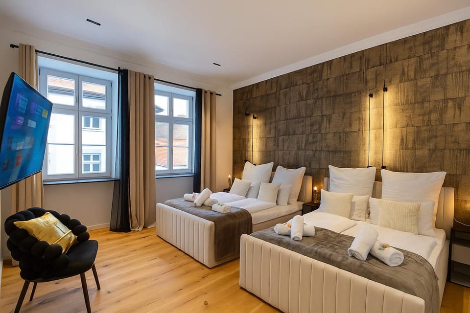 Bed, TV and multimedia, Photo of the whole room, Seating area, Bedroom, towels