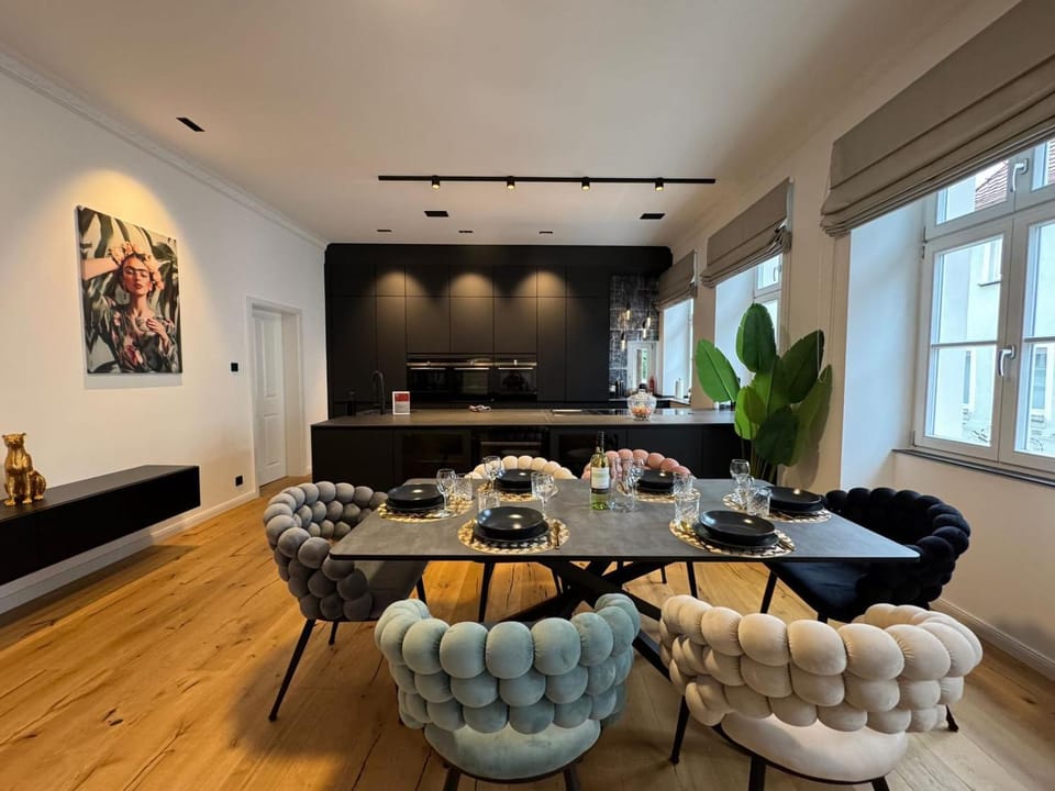 Kitchen or kitchenette, Seating area, Dining area