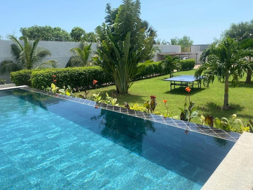 Villa d'exception piscine à débordement jardin tropical Villa in Saly