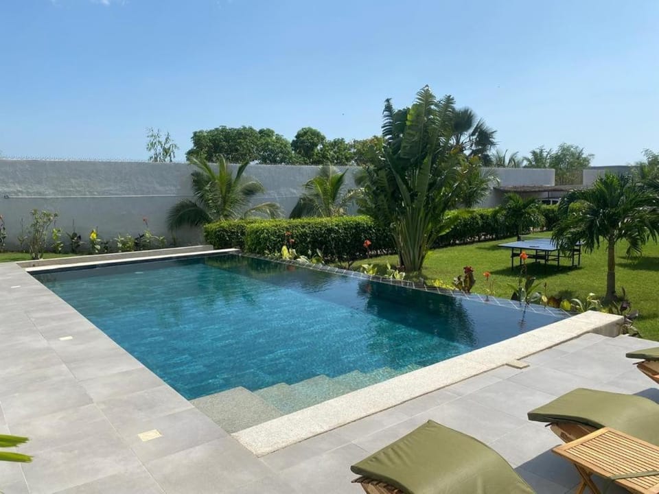 Villa d'exception piscine à débordement jardin tropical Villa in Saly