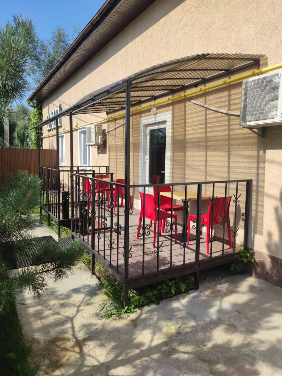 Property building, Day, Balcony/Terrace