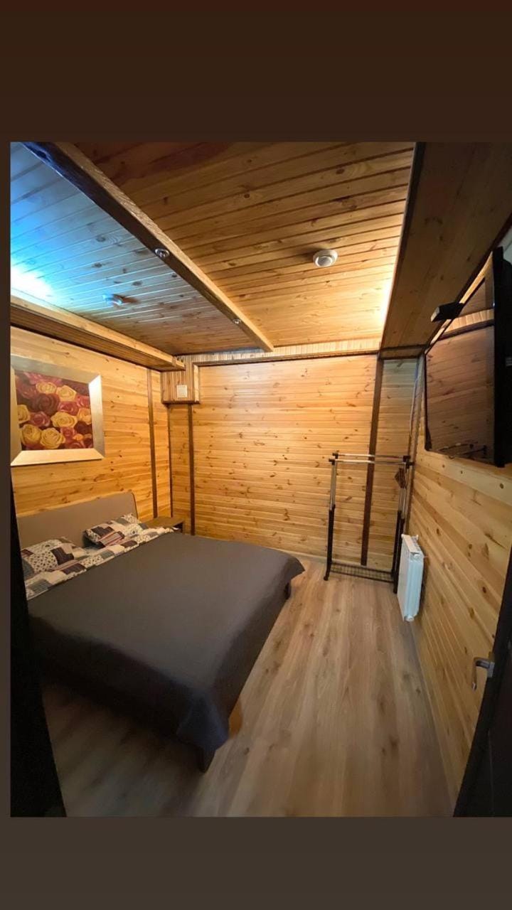 Bed, TV and multimedia, Photo of the whole room, Decorative detail, Bedroom