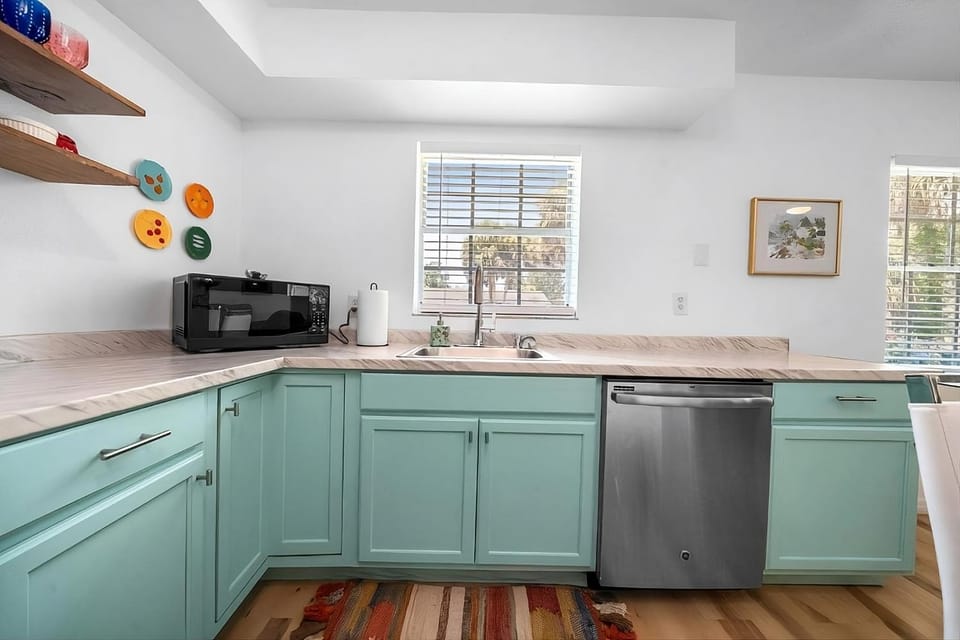 Coffee/tea facilities, Kitchen or kitchenette, dishwasher, oven, stove, toaster